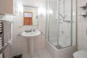 Douche, sèche-cheveux, serviettes fournies