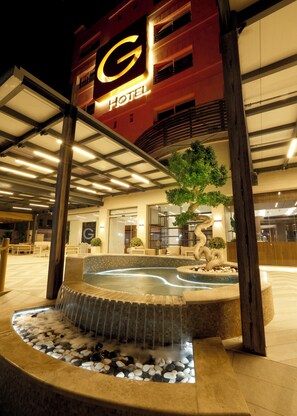 Framhlið gististaðar – að kvöld-/næturlagi