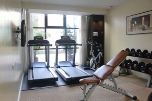 A gym with treadmills, a stationary bike, and a bench. - B Hotel Alabang (Muntinlupa)