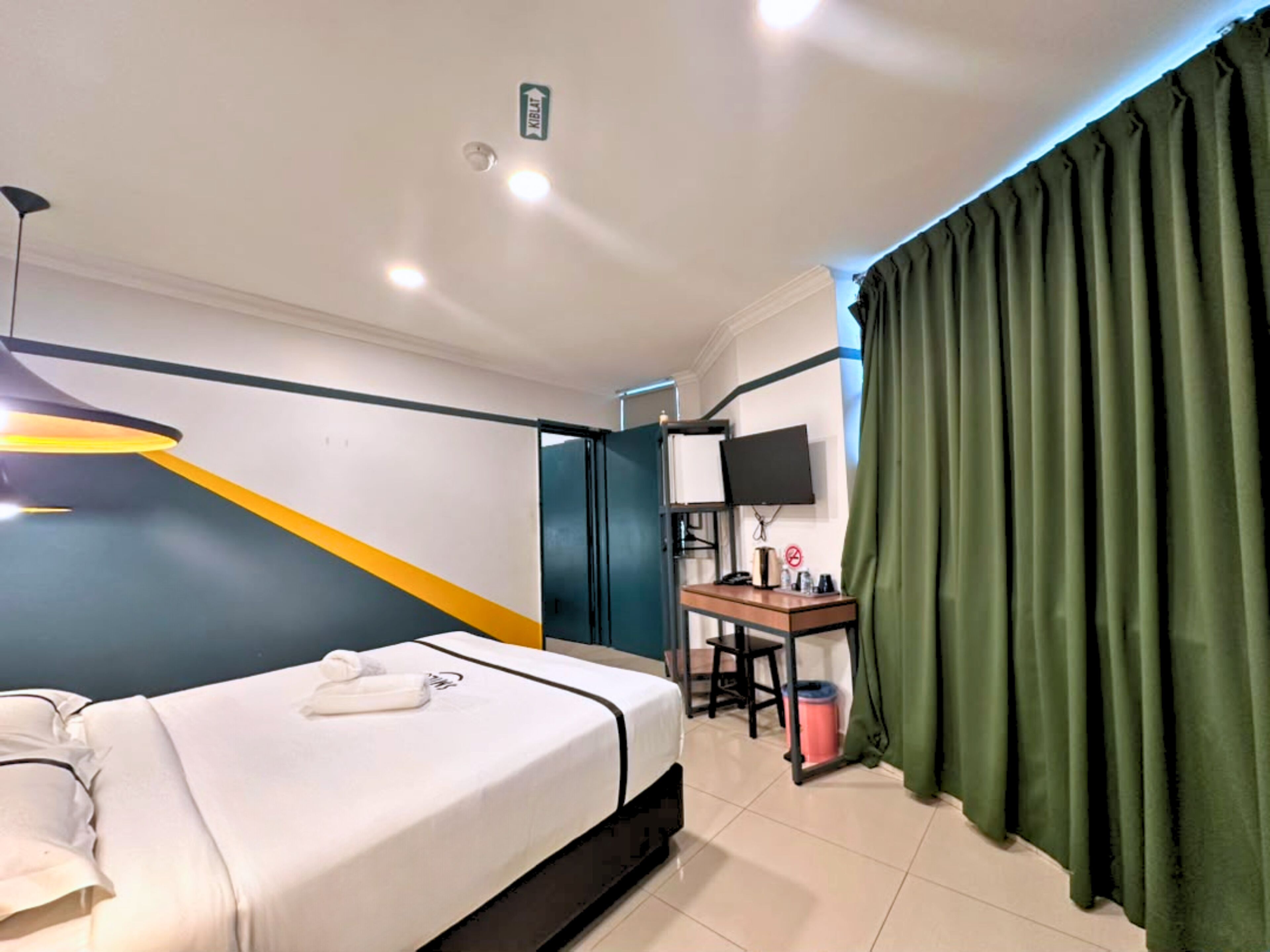 Family Room | Desk, iron/ironing board, free WiFi