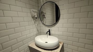 Studio | Bathroom | Shower, hair dryer, towels, soap