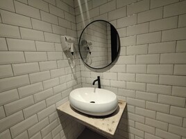 Estudio | Baño | Ducha, secador de pelo, toallas y jabón