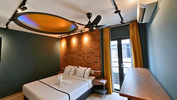 Studio | Desk, iron/ironing board, free WiFi