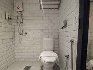 Studio | Bathroom | Shower, hair dryer, towels, soap - Smile Hotel Serdang South City (Seri Kembangan)