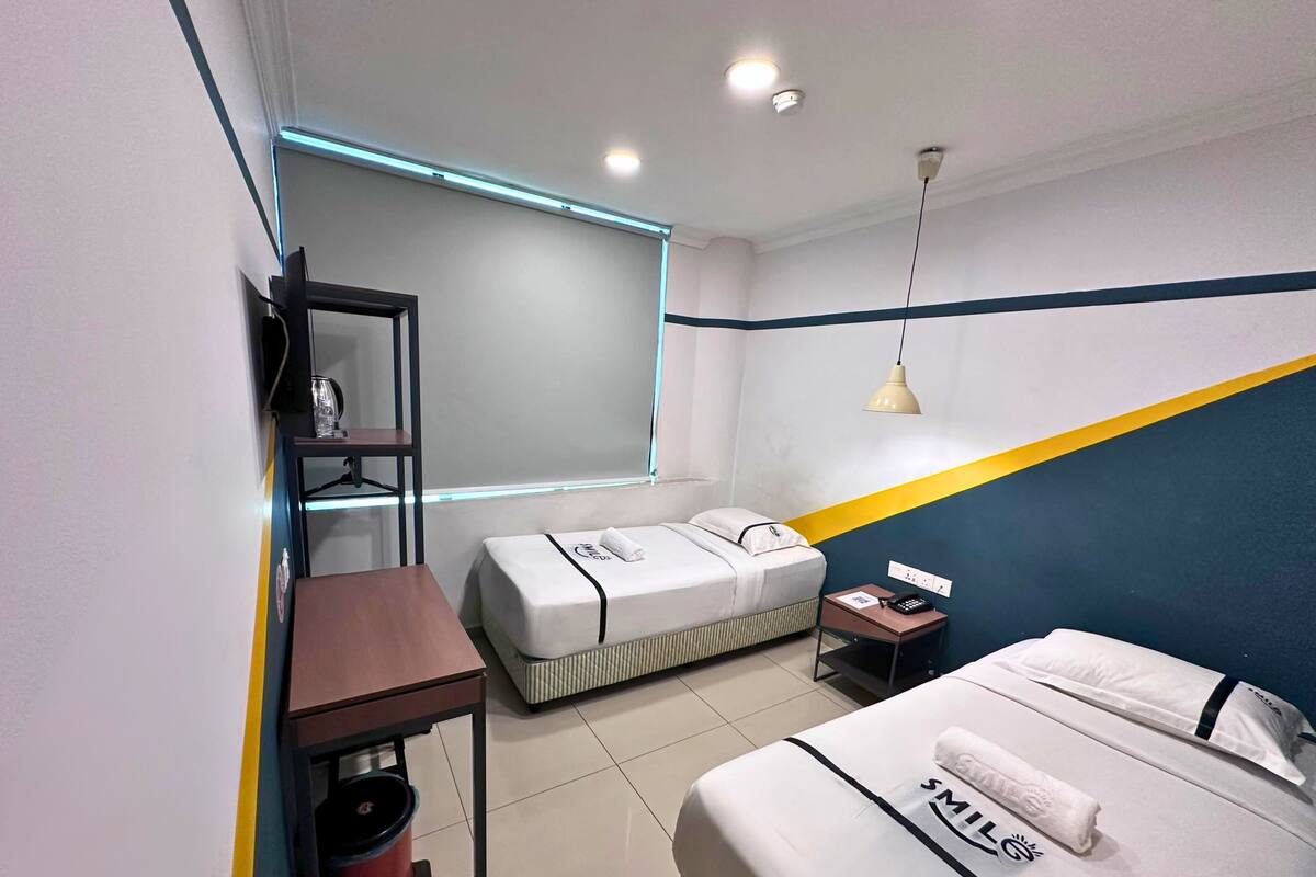 Habitación con 2 camas individuales | Escritorio, tabla de planchar con plancha, wifi gratis