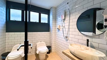 Studio | Bathroom | Shower, hair dryer, towels, soap