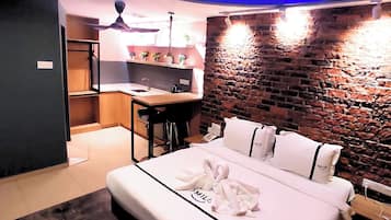 Studio | Desk, iron/ironing board, free WiFi