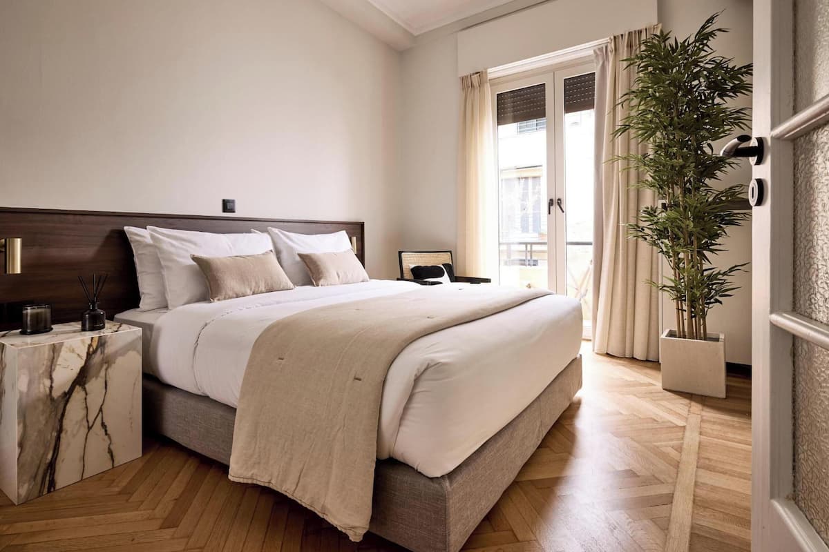 3 bedrooms, Egyptian cotton sheets, premium bedding, memory-foam beds