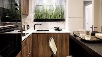 Family Apartment, 3 Bedrooms, Non Smoking | Private kitchen | Fridge, oven, stovetop, dishwasher