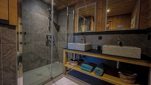 Douche, sĂšche-cheveux, serviettes fournies, papier toilette
