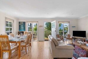 Fernseher, Kamin, DVD-Player, Bücher