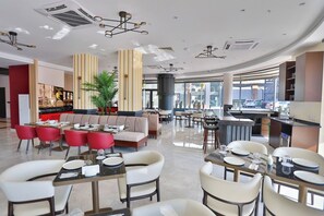 Her gün ücretsiz açık büfe kahvaltı