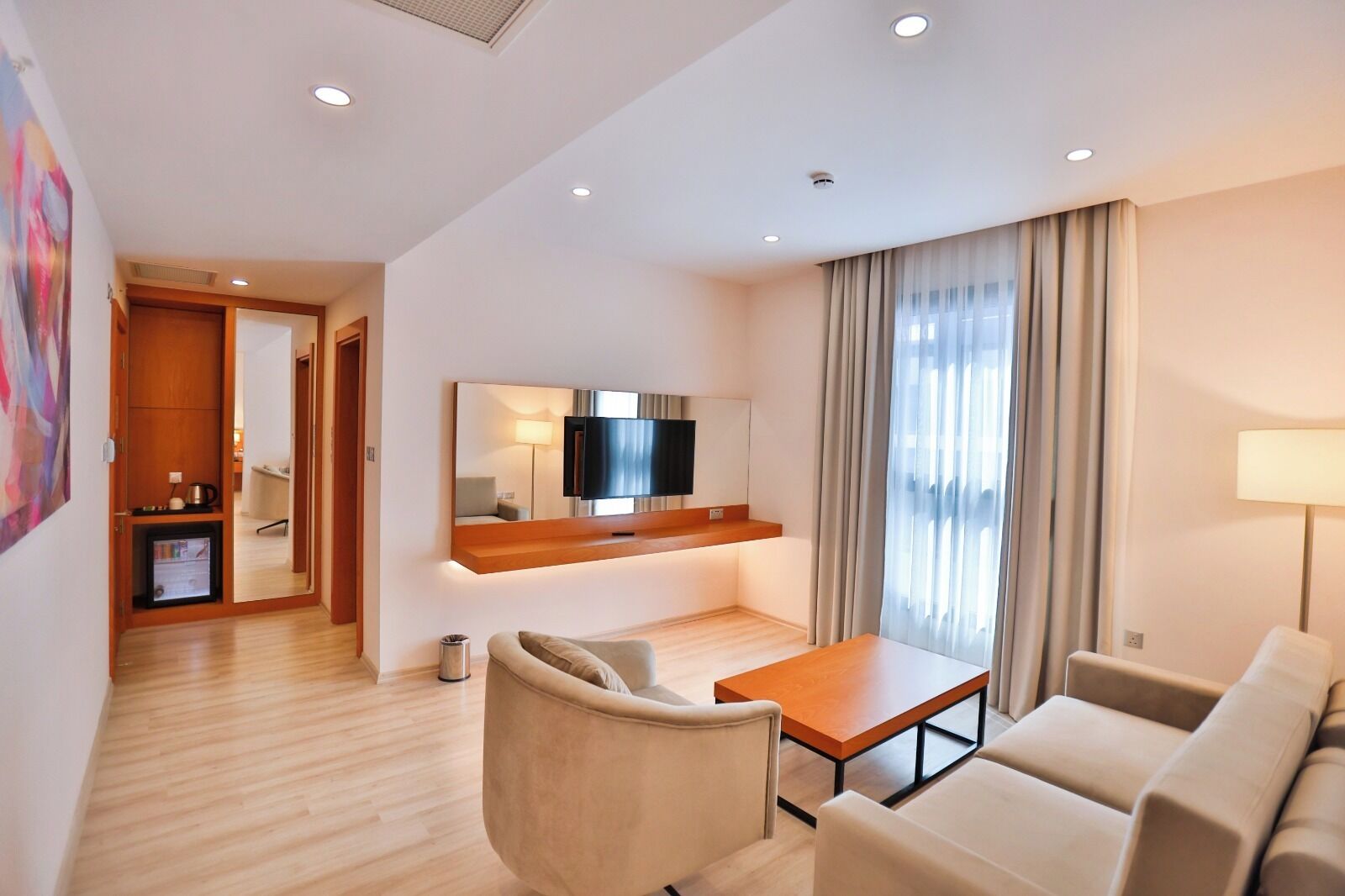 Süit | Oturma alanı | Uydu yayını kanalları bulunan 43 inç LCD televizyon, Netflix 