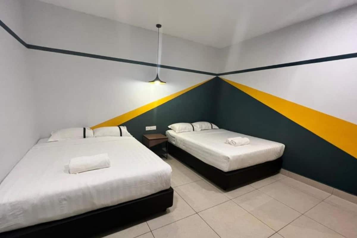 Family Room | Desk, iron/ironing board, free WiFi