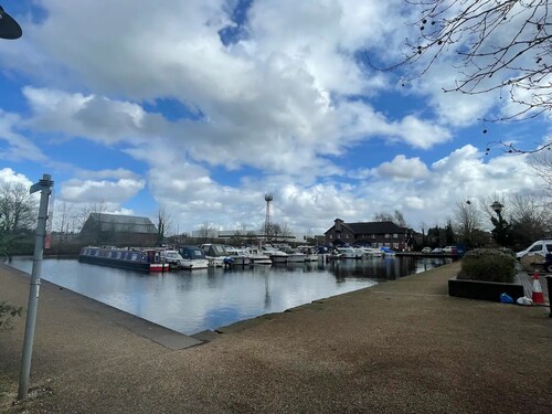 Marine Viewing 2 Bedrooms 2 Bathroom apartment. Free parking!