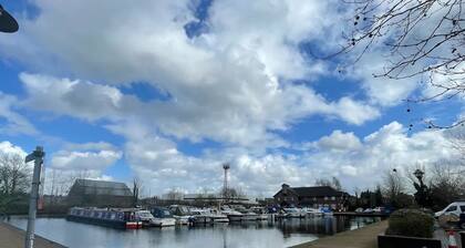 Marine Viewing 2 Bedrooms 2 Bathroom apartment. Free parking!