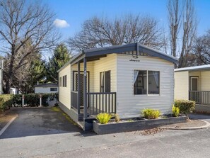 Standard Balcony 2 Bedroom Cabin | Terrace/patio - Canberra Holiday Village (Symonston)