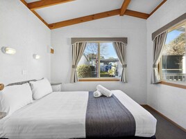 2 habitaciones, cunas y ropa de cama 