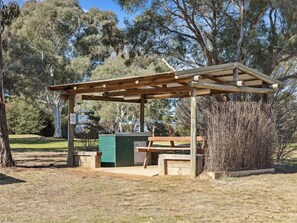 BBQ/picnic area - Canberra Holiday Village (Symonston)