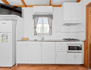 Standard 2 Bedroom Cabin | Cuisine privée | Micro-ondes, plaque de cuisson, grille-pain