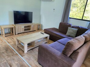 Superior huisje | Woonruimte | Flatscreentelevisie