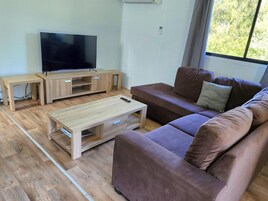 Superior Creek View 2 Bedroom Cabin | Living area | Flat-screen TV