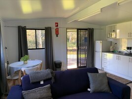 Superior Creek View 2 Bedroom Cabin | Area keluarga | TV layar datar