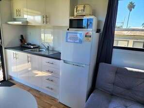 Standard Studio | Cocina privada | Frigorífico grande, microondas, placa de cocina y hervidor eléctrico