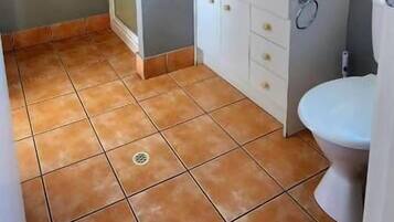 Economy 2 Bedroom Cabin | Kylpyhuone | Suihku, ilmaiset hygieniatuotteet, hiustenkuivaaja, pyyhkeet