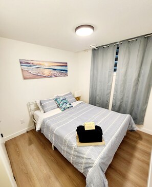 2 slaapkamers, een bureau, een strijkplank/strijkijzer, reisbedje