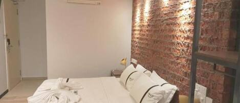 Studio | Desk, iron/ironing board, free WiFi, bed sheets