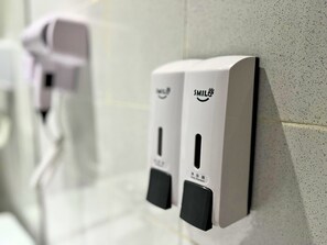 Desk, iron/ironing board, free WiFi, bed sheets - SMILE HOTEL CHERAS TAMAN SEGAR (Kuala Lumpur)