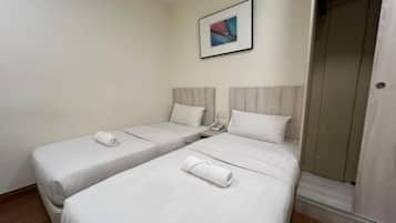 Habitación con 2 camas individuales | Escritorio, tabla de planchar con plancha y wifi gratis