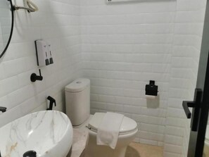 Studio | Bathroom | Shower, rainfall showerhead, hair dryer, bidet - SMILE HOTEL CHERAS TAMAN SEGAR (Kuala Lumpur)
