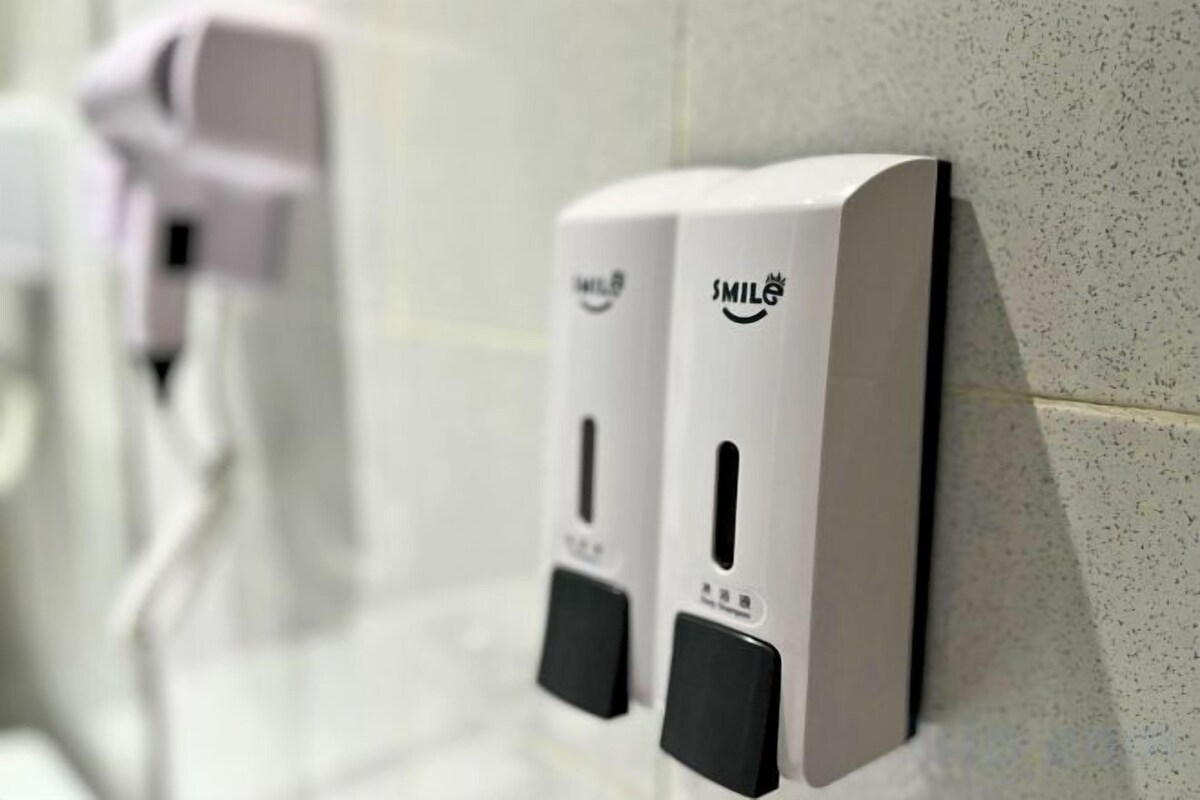 Douche, douche cascade, séchoir à cheveux, bidet