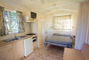 Economy Cabin - No Ensuite - Pet Friendly | ครัวส่วนตัว | ไมโครเวฟ, เตาประกอบอาหาร, เตาปิ้งขนมปัง, เครื่องครัว/จาน/ช้อนส้อม