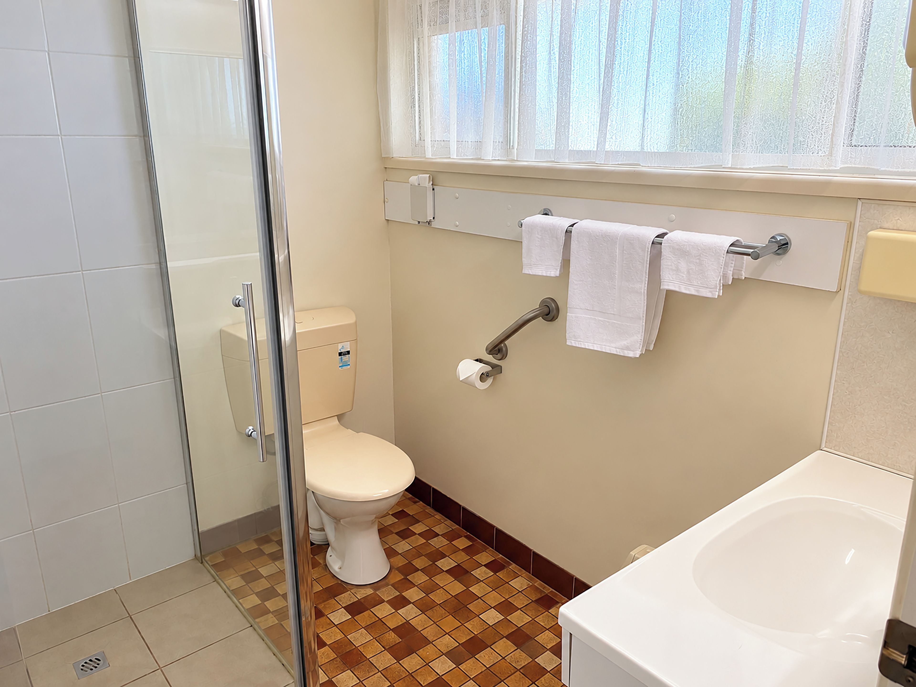 Une salle de bain avec des toilettes, une douche et une baignoire.