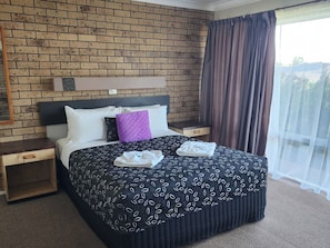 Free cots/infant beds, bed sheets - Toowoomba Caravan Park (Kearneys Spring)