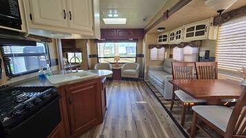 Kjøleskap, mikrobølgeovn, ovn og kokeplater