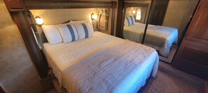 1 bedroom, desk, iron/ironing board, free WiFi - Romantic tiny getaway. Luxury RV, 3 miles to beach. 20 miles to Lejeune and Cherry Point (Swansboro)