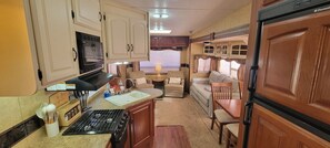 Smart TV, stereo - Romantic tiny getaway. Luxury RV, 3 miles to beach. 20 miles to Lejeune and Cherry Point (Swansboro)