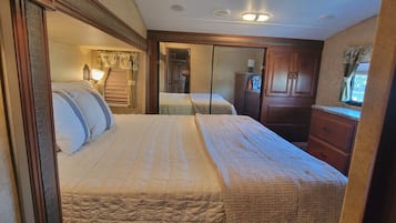 1 habitación, escritorio, tabla de planchar con plancha y wifi gratis