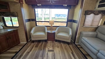 Smart-TV og stereoanlegg