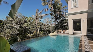 3 outdoor pools, pool loungers
