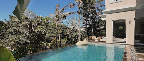 3 piscine all'aperto, lettini