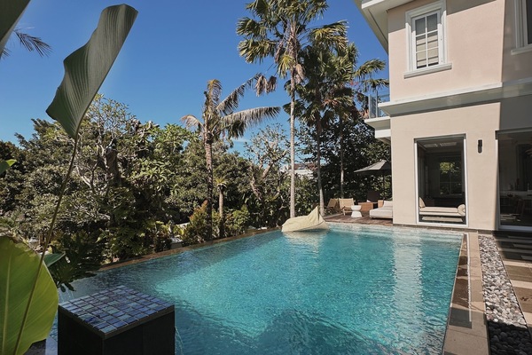 3 outdoor pools, pool loungers