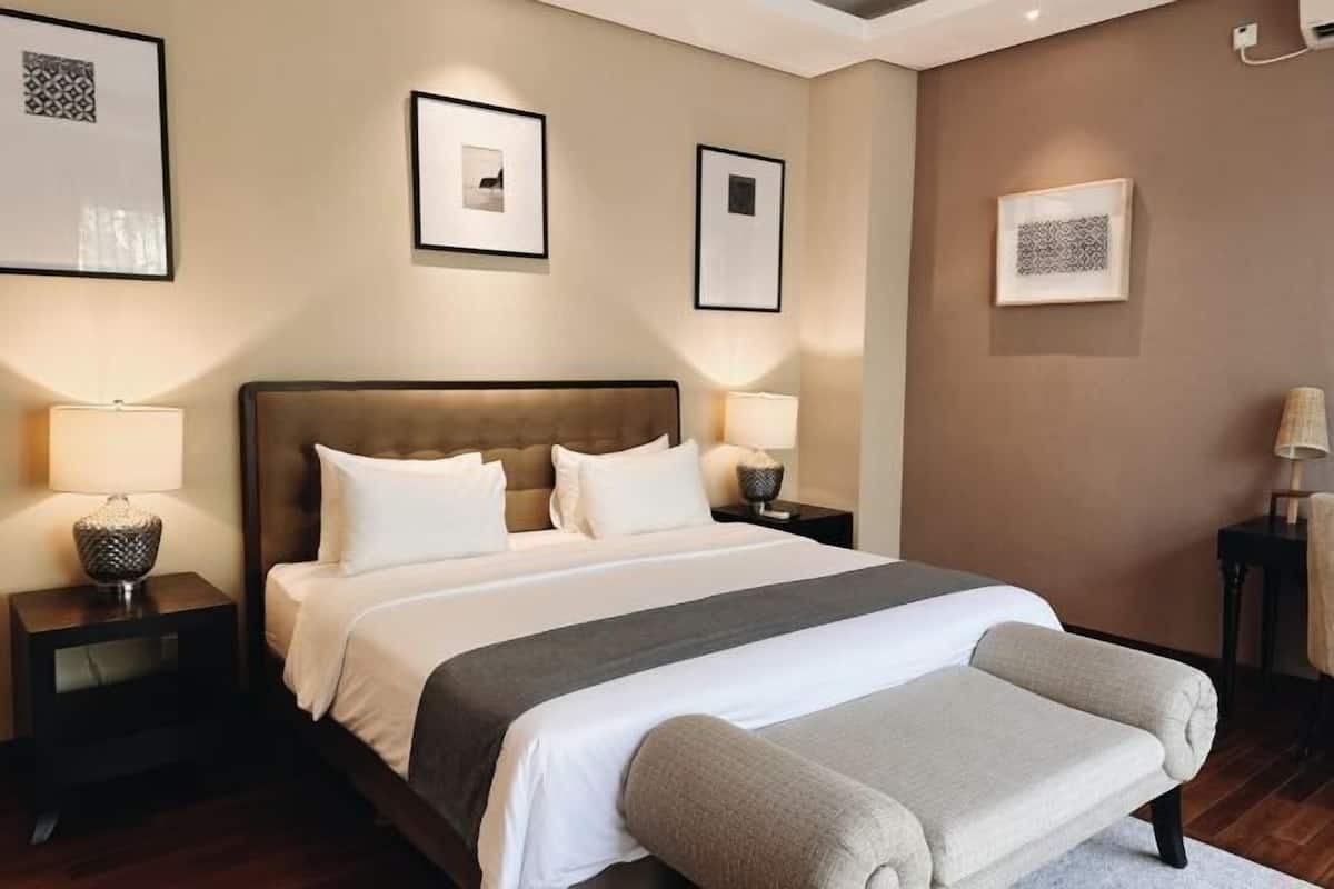 Ropa de cama de alta calidad, cubrecamas y minibar