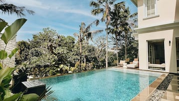 3 outdoor pools, pool loungers