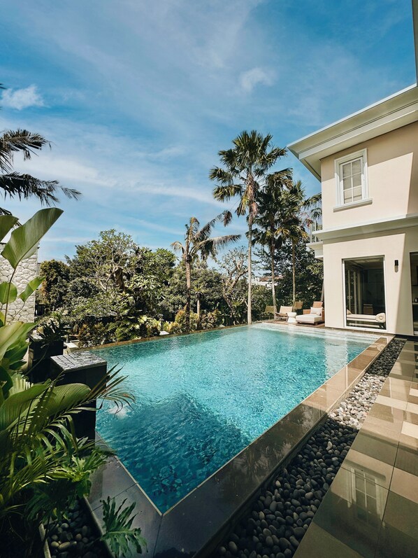 3 座室外游泳池，提供日光浴躺椅