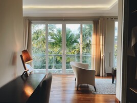 Ropa de cama de alta calidad, cubrecamas y minibar